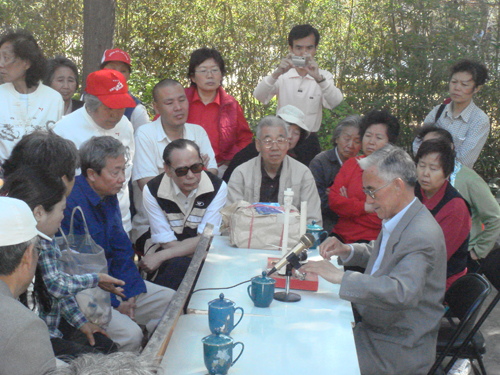 居民聽發明故事也是津津有味