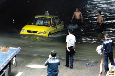 計程車被拖出水淹位置