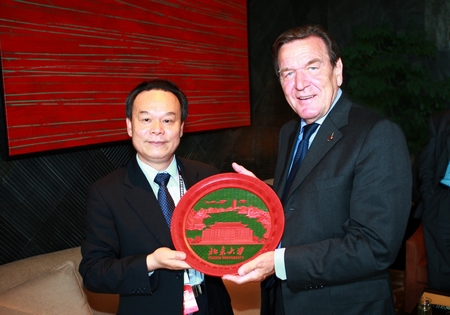 周校長代表北京大學向施洛德贈送紀念品