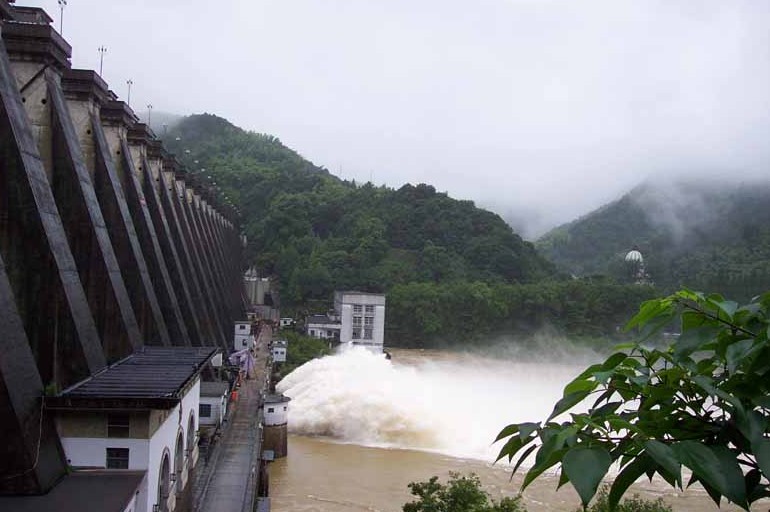 佛子嶺水庫泄洪場景