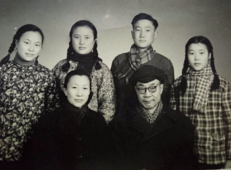 1960年代初，蔣子英的全家照（前排是蔣夫婦，後排為三女一子）