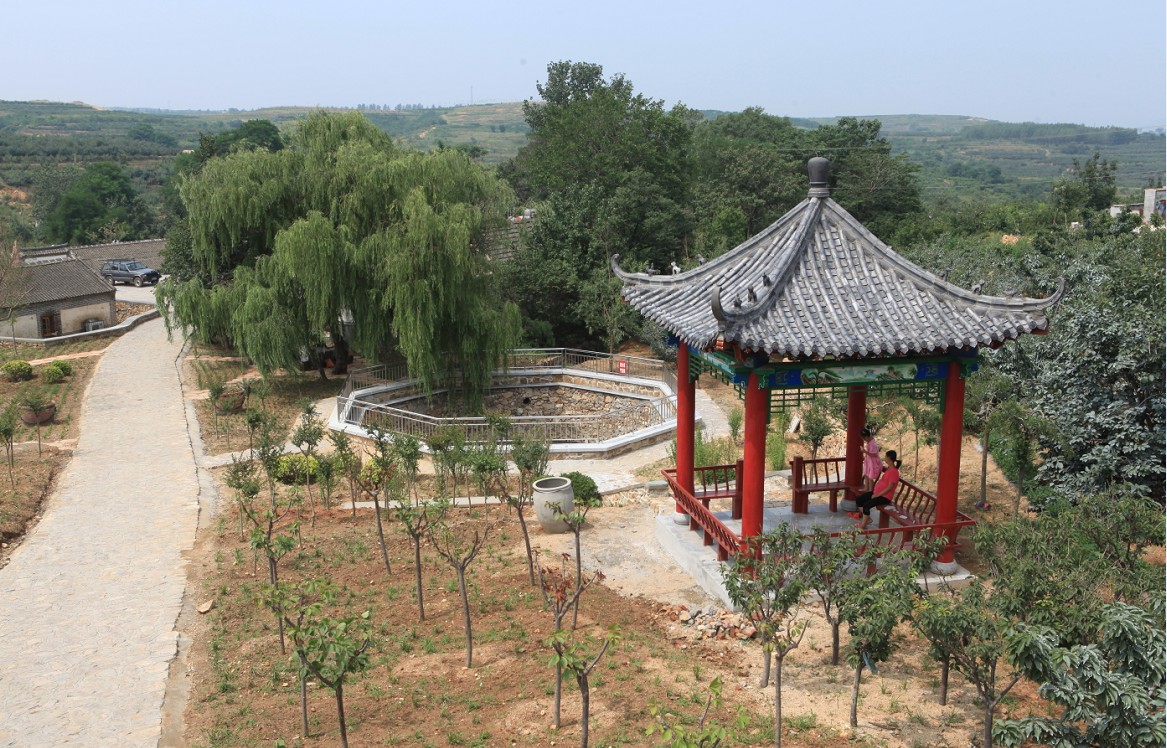 小紅進溝村