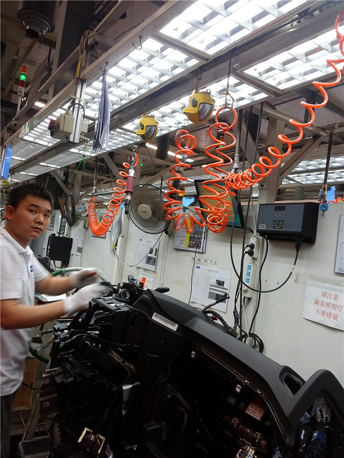 我校學生在長安加工車間進行汽車零件加工　