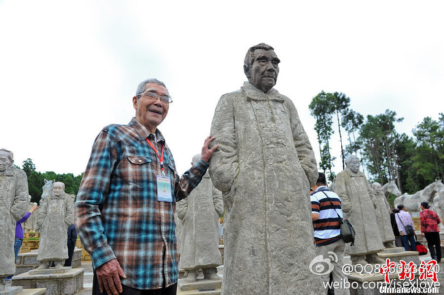 中國遠征軍雕塑群松山戰場遺址旁落成