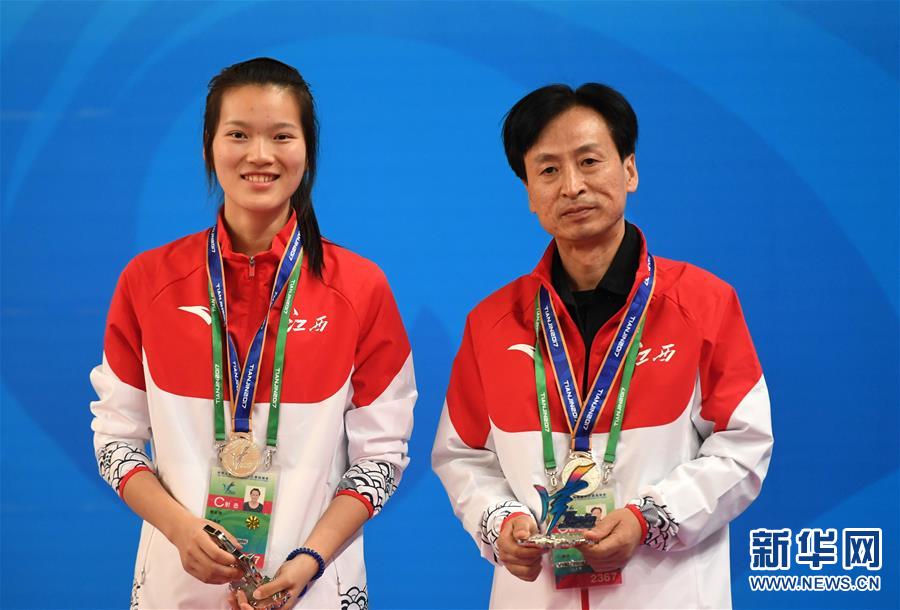 熊亞瑄（左）和教練在領獎台上