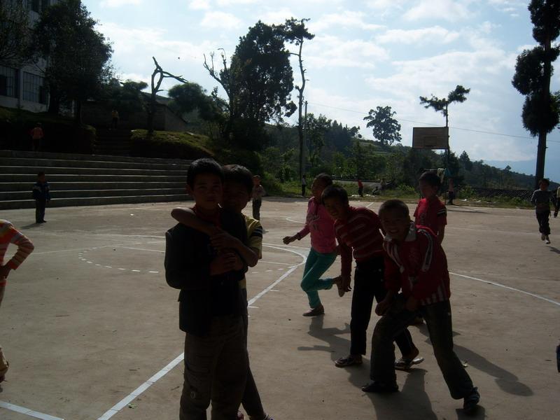 學生在操場上參加課餘活動