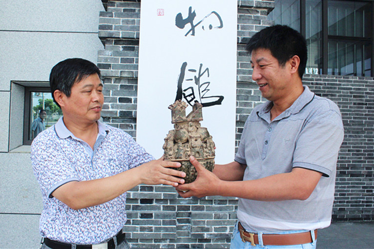 許建民（右）姜堰博物館館長王正奎