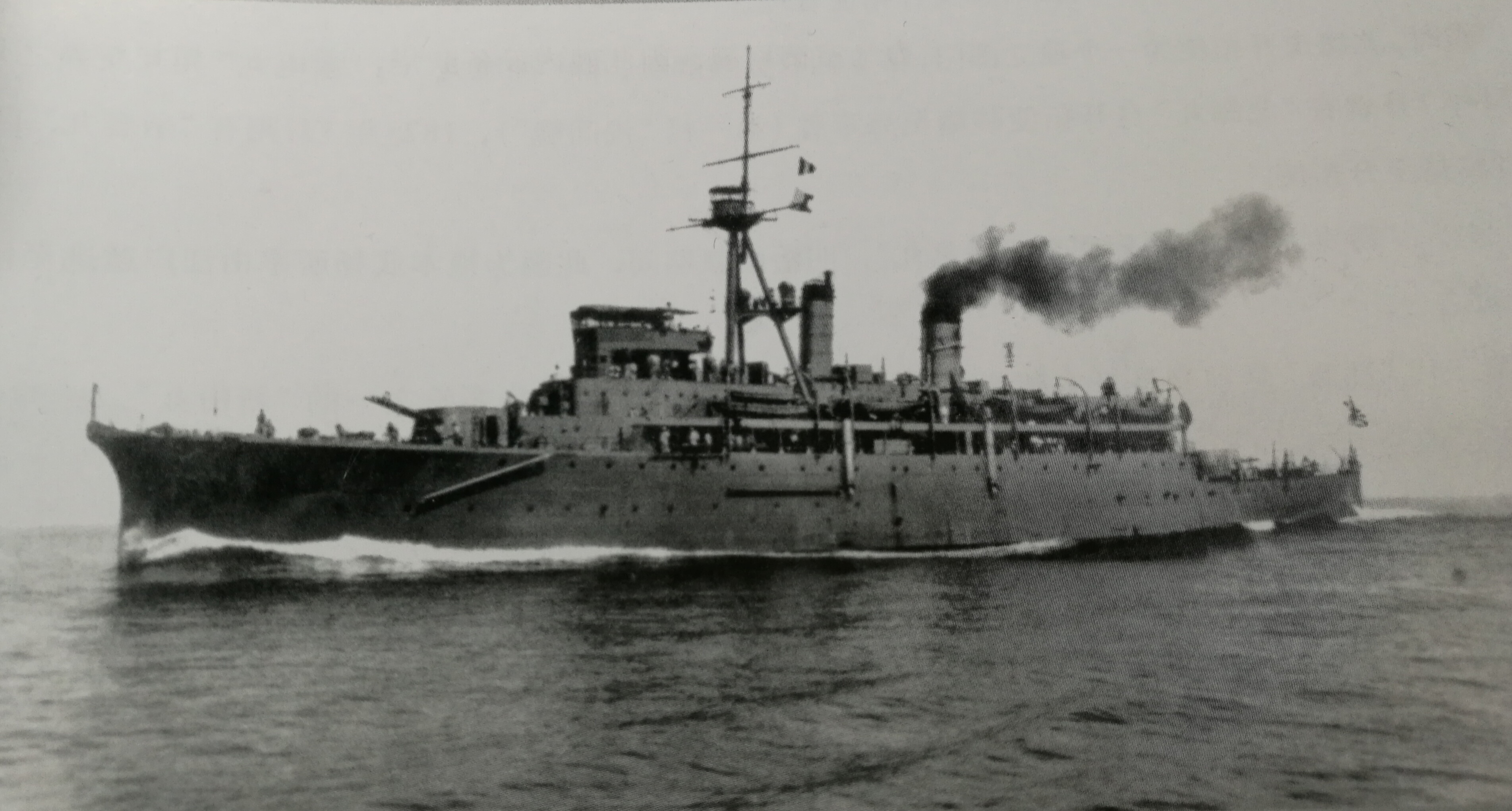 1923年攝於長崎港外，此時迅鯨艦正在試航