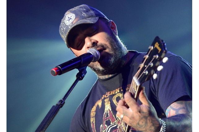 Aaron Lewis(美國Staind樂隊主唱兼節奏吉他手)