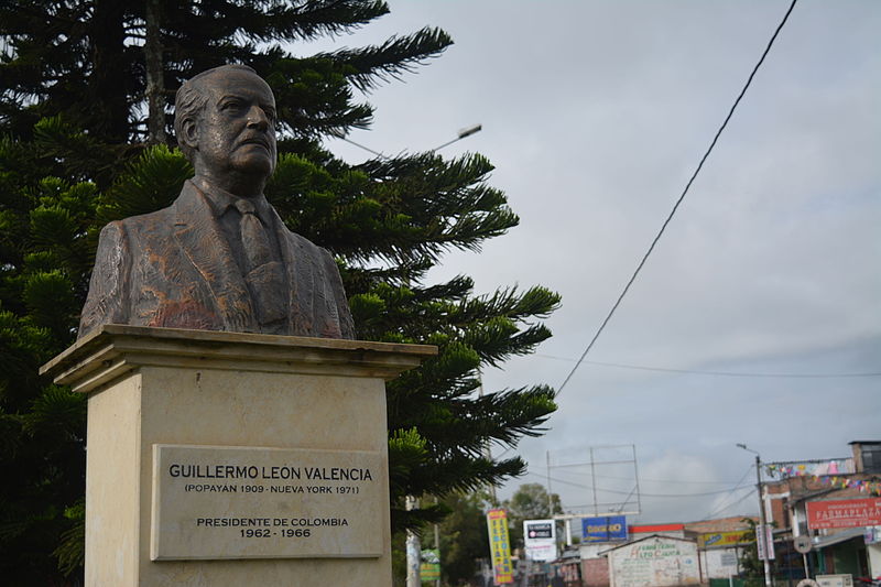 吉列爾莫·萊昂·瓦倫西亞總統的雕像