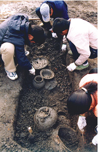 考古人員清理墓葬