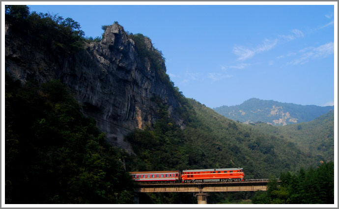 列車穿梭山崖