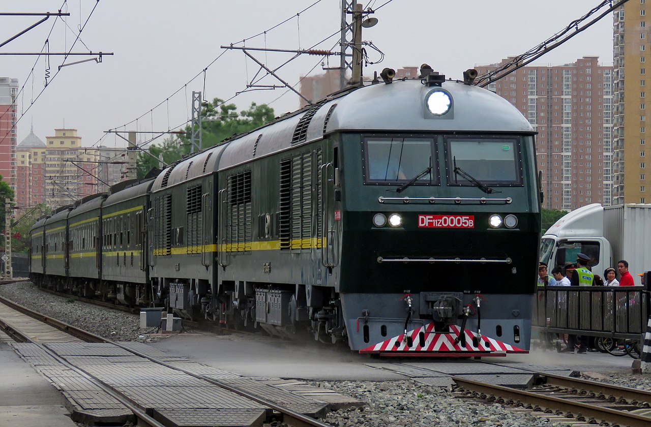 東風11Z型0005號機車牽引T58次列車通過農服所道口