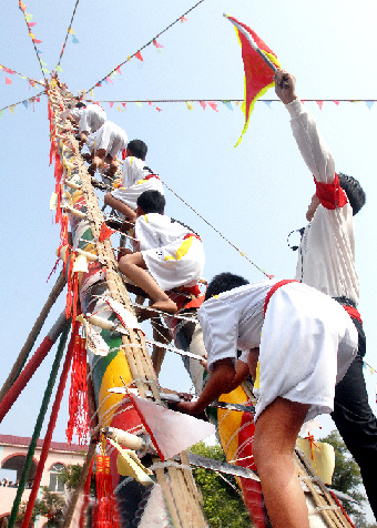 廣東湛江民間絕技-爬刀梯