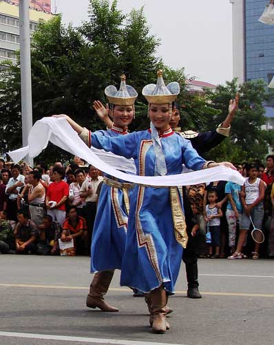 在節日中穿著民族服飾的圖瓦族少女