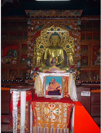 薩迦派寺廟裡供奉的佛像