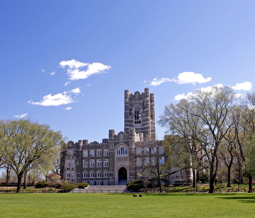 玫瑰山校區的濟廷堂（Keating Hall）