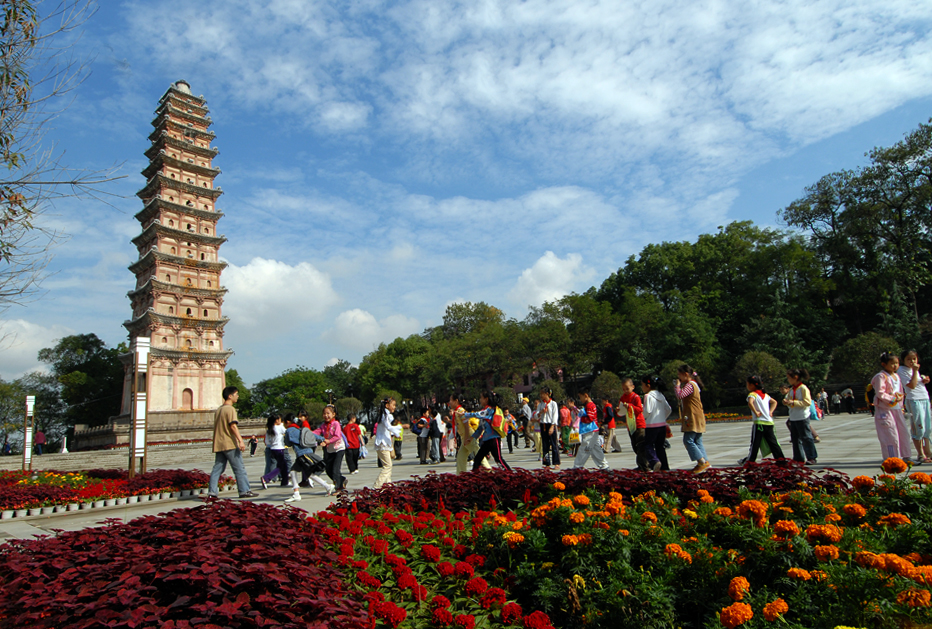 遊客在白塔公園遊覽時的場景