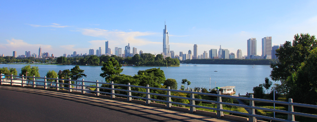 在南京火車站站前高架上遠望南京主城