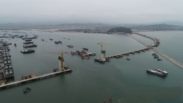 俯瞰博賀灣大橋建設場面