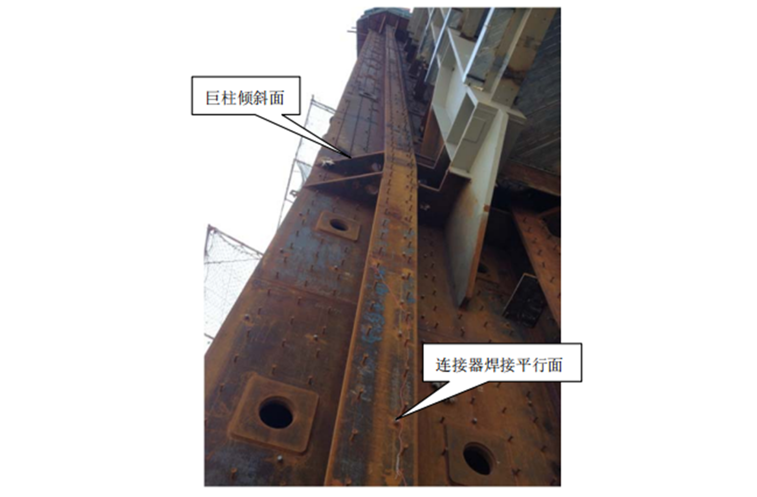 超高層傾斜變截面鋼骨混凝土巨柱爬模施工工法