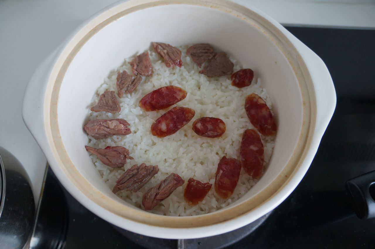 酸甜牛肉香腸煲仔飯