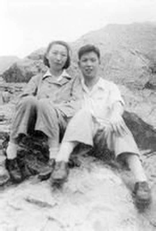 黃辛白和錢正英1951年合影於安徽塗山