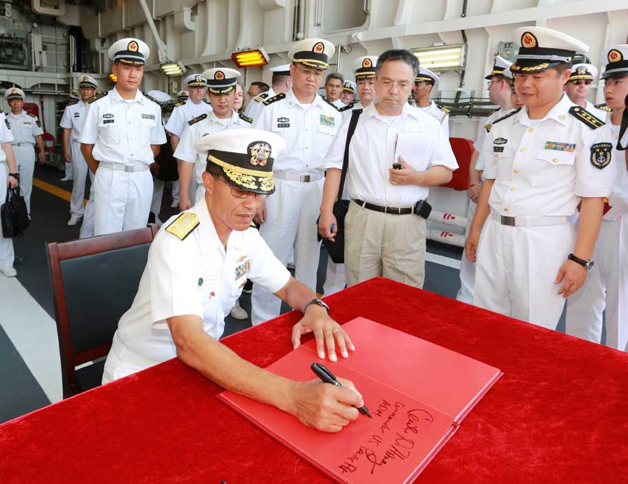 美國海軍上將哈尼在衡陽艦上籤字留念