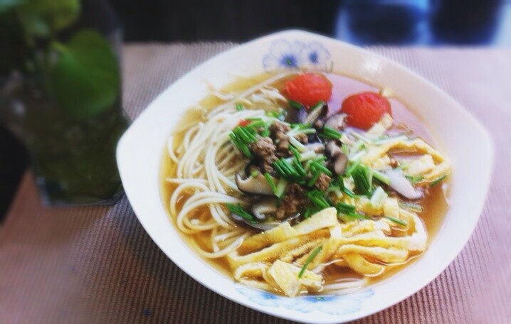 現炒澆頭香菇肉絲麵