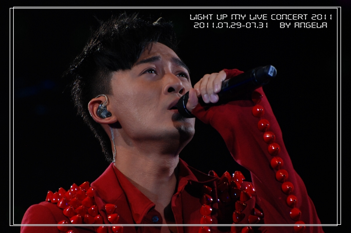 演唱《Light Up My Life》