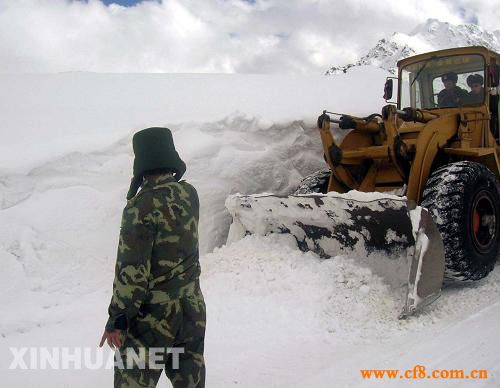 雪崩後官兵努力搜救