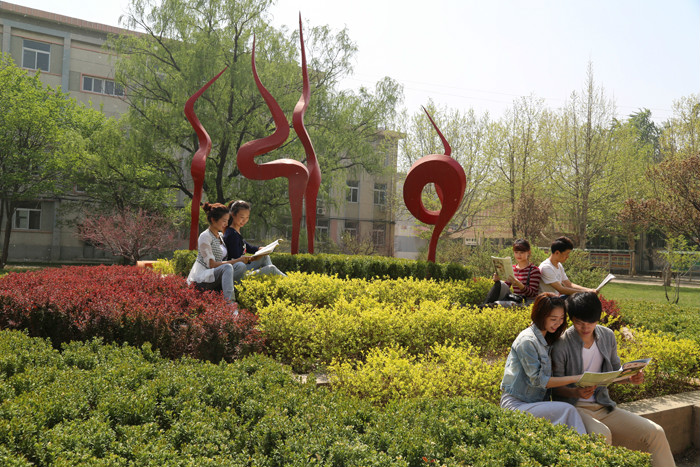 學生們在學院樓後花園學習