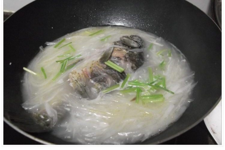 蘿蔔芹菜鯽魚湯