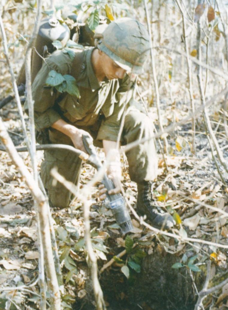 越南戰爭中使用M2A1-7噴火器的美軍士兵