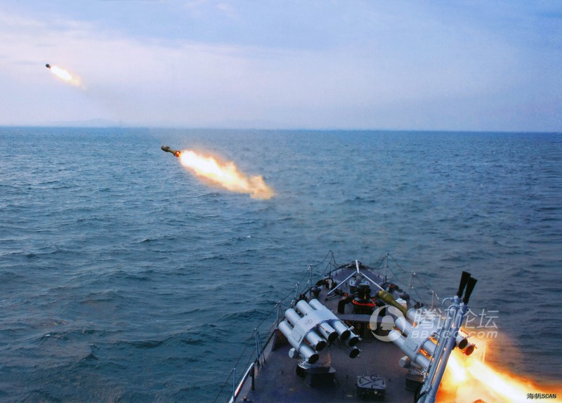 海軍發射火箭深彈