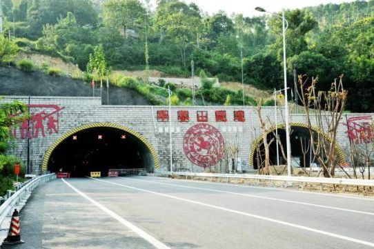 華鎣山隧道(成達萬高鐵華鎣山隧道)