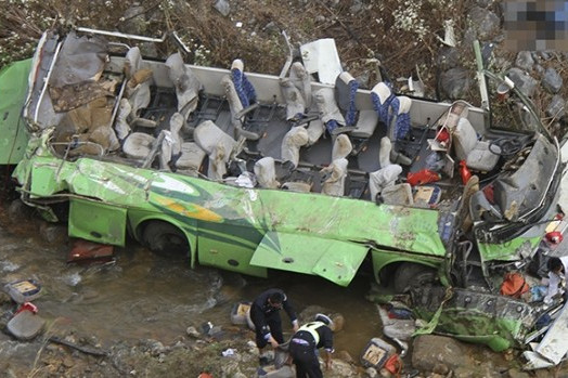 雲南一客車翻下山溝