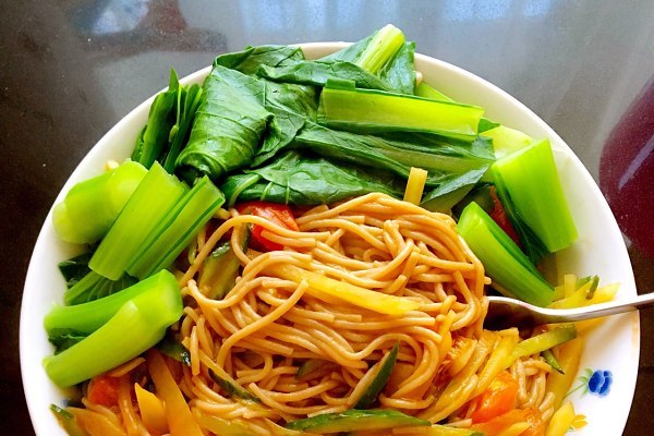 黃綠雙腸炒蕎麥麵