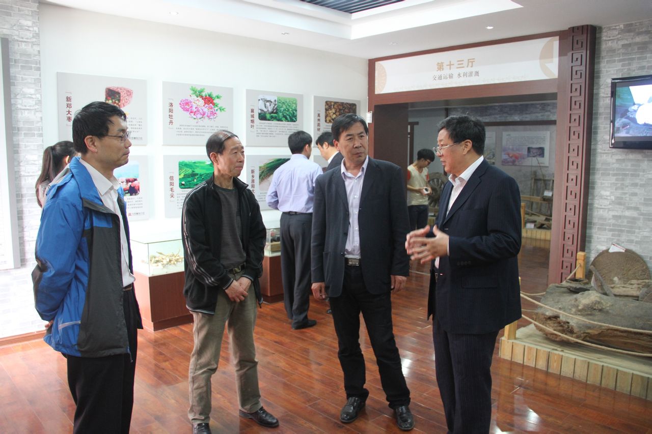 4月24日，韓寶平來到許昌學院考察交流。