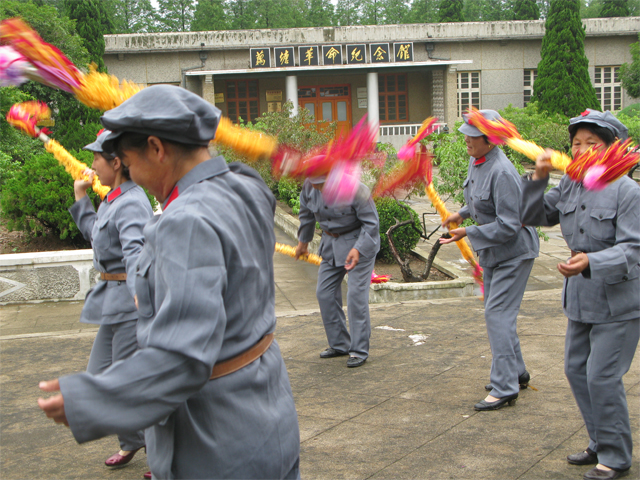 當地民眾表演