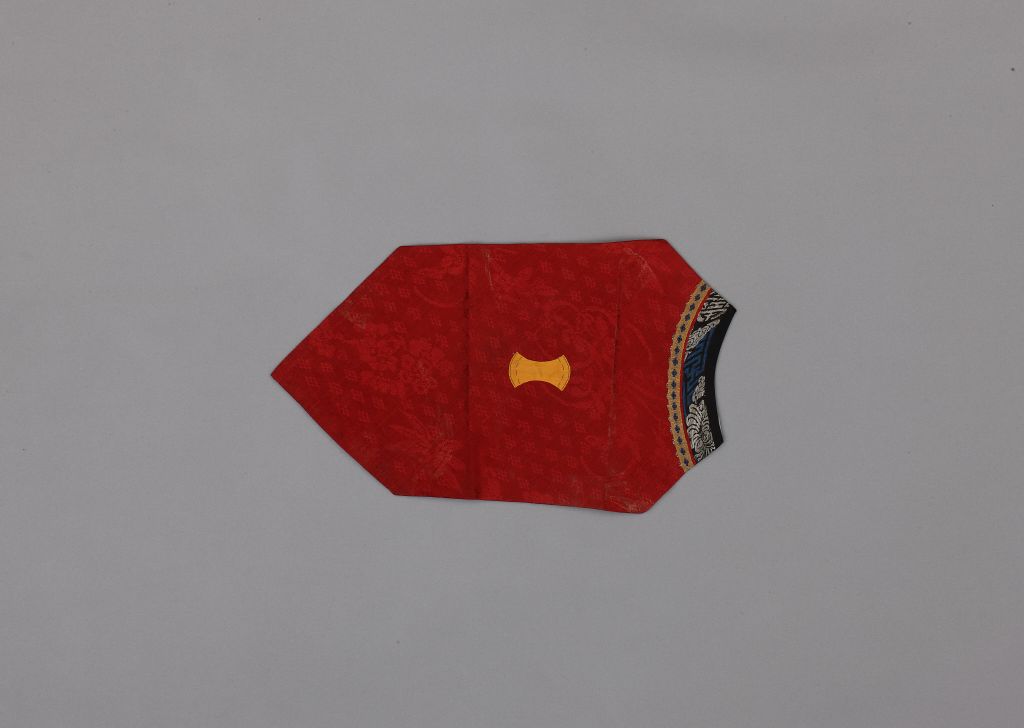 紅色竹梅紋暗花縐綢兜兜
