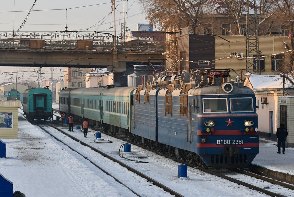 VL80S型2361號機車牽引053Ц次列車在卡拉乾達站