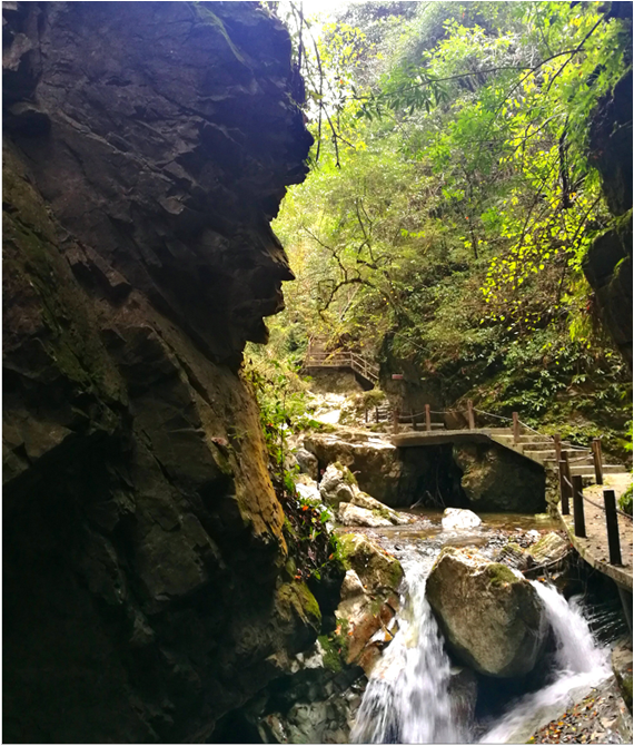 神農峽岩屋溝風景區