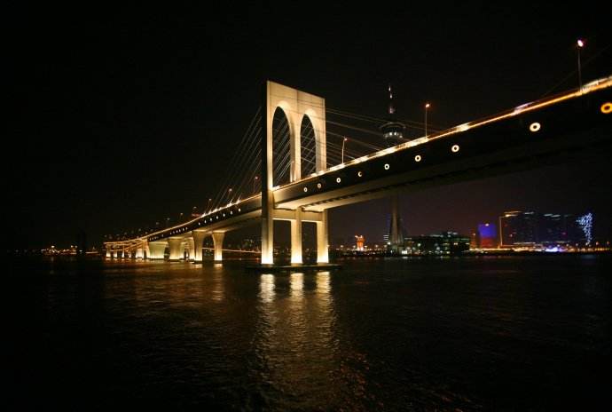 西灣大橋採用當時美國生產的長效節能LED照明光源
