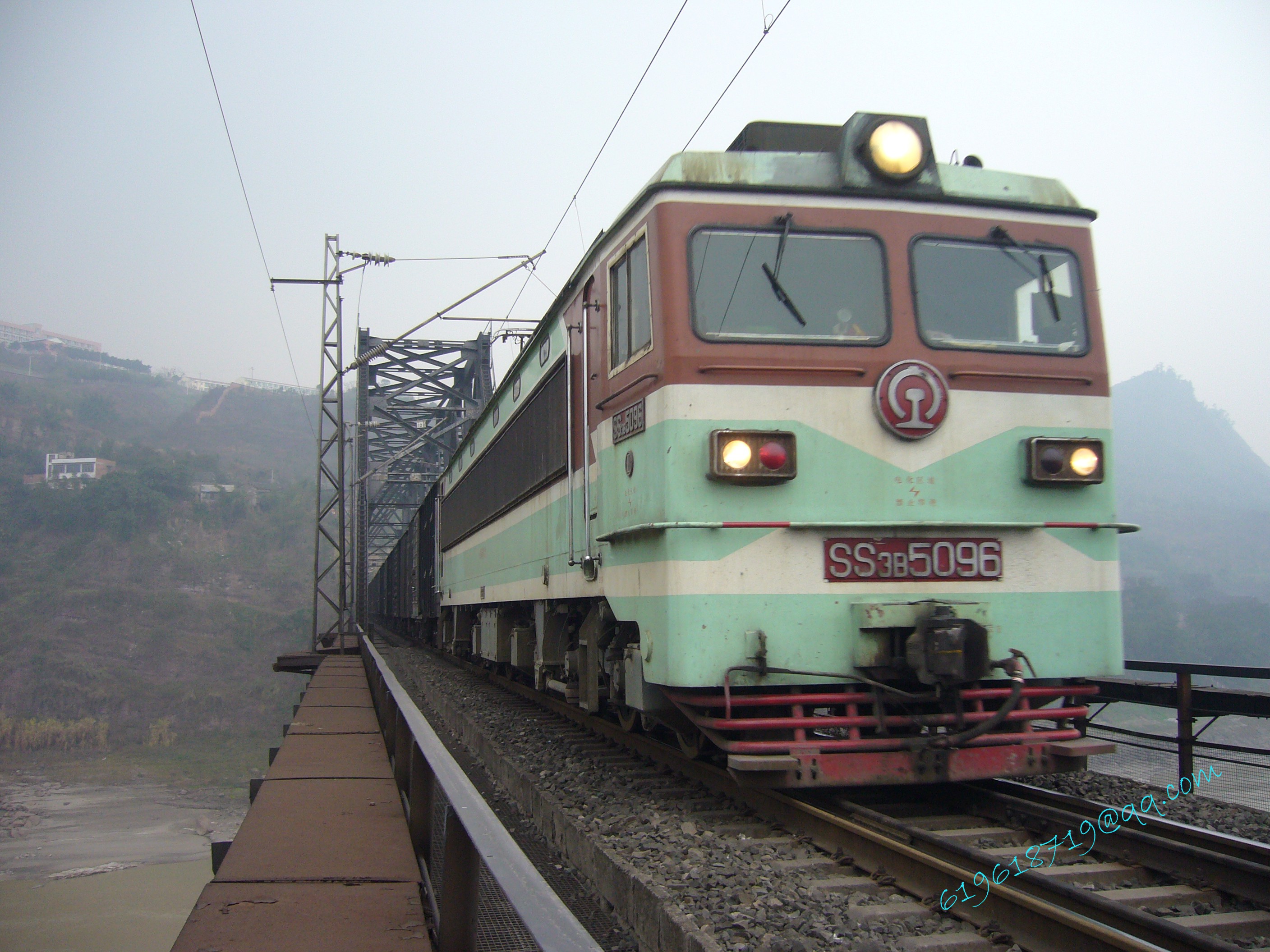 SS3型電力機車牽引貨車過橋