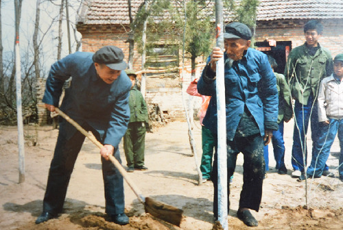 1986年3月31日，穆青第四次採訪“老堅決”，與潘從正合栽