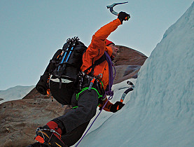 Ueli Steck在攀登Khumbu valley山谷