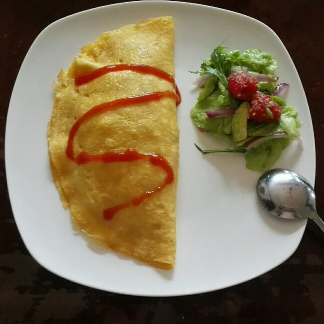 蛋包飯牛油果色拉