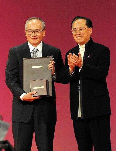 香港特別行政區行政長官曾蔭權為獲得天文學獎的徐遐生頒獎