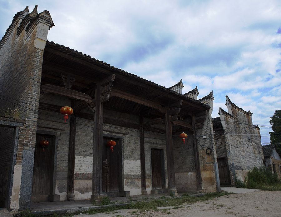 凹塘邊村(雲南硯山縣阿猛鎮下轄村)